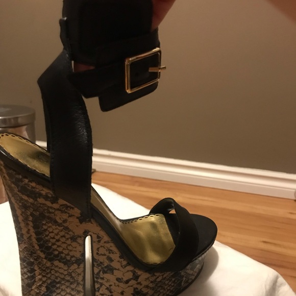 Beautiful sandals - Picture 3 of 5